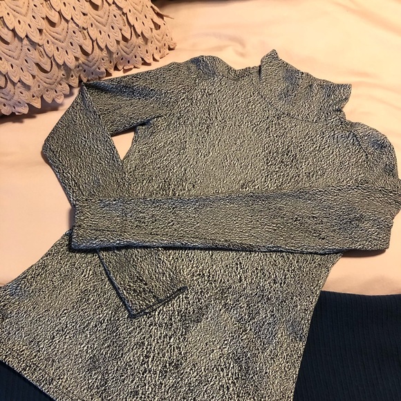 Gorgeous Lululemon Turtleneck Size 4 - Picture 2 of 12